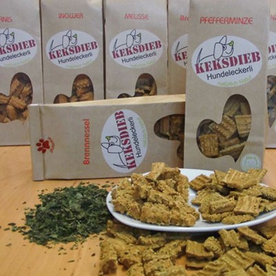 Vegetarische glutenfreie Hundekekse mit Kräutern von Keksdieb