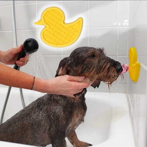 Leckpad Bade-Ente von Holland Animal Care für Hunde mit Badeangst